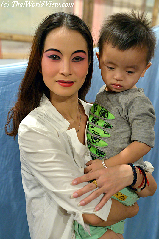 Performer and baby - Sau Mau Ping