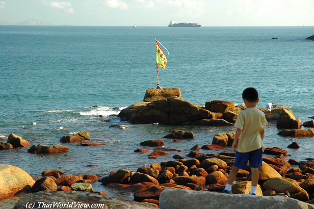 The child and the sea - Stanley district