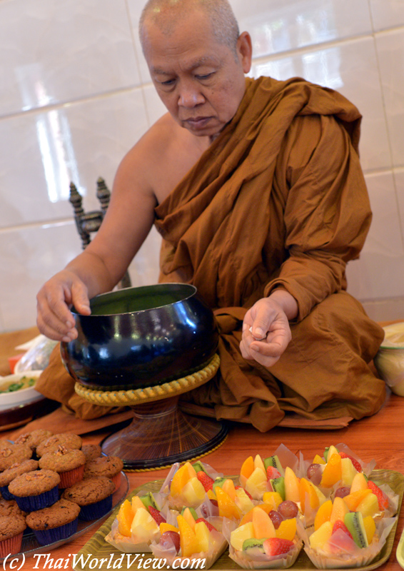 Alms giving - Yuen Long