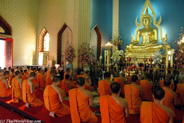 Evening prayers - Wat Benchama Bophit