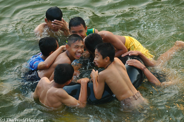 Swimmers - Wat Nam Mong - Nongkhai province