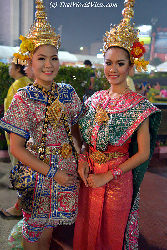 Performers - Thon Buri