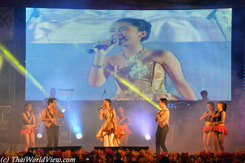 Young singer - Thon Buri