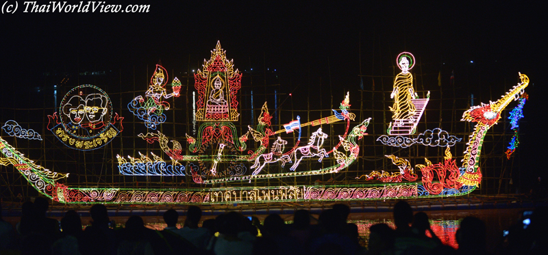 Illuminated boat - Phon Phisai