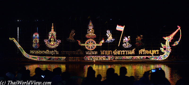 Illuminated boat - Phon Phisai