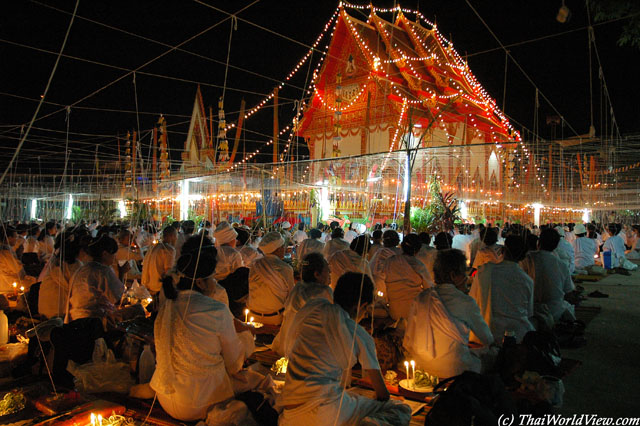 Evening prayers - Wat Meuang Mee - Nongkhai province