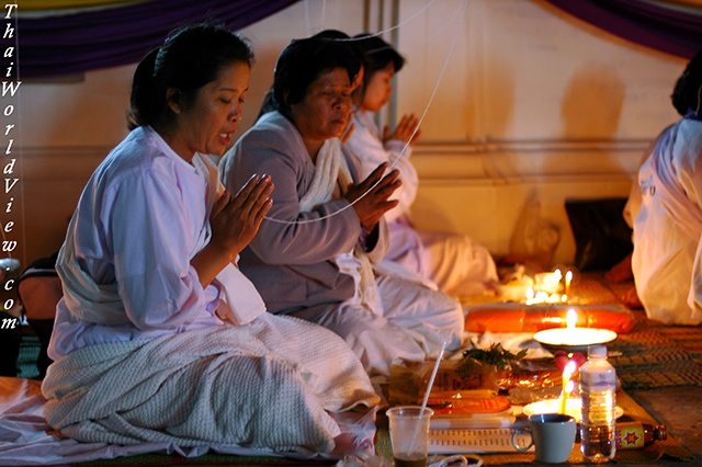 Evening prayers - Wat Neun Phra Naowanaram - Nongkhai province