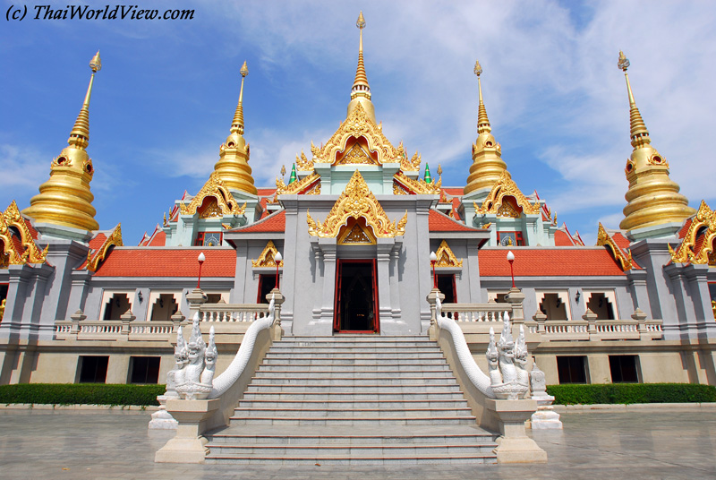 Phra Mahathat Chedi Phakdi Prakat - Bang Saphan