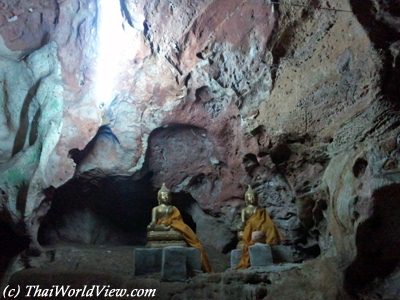 Wat Khao Tham Ma Rong