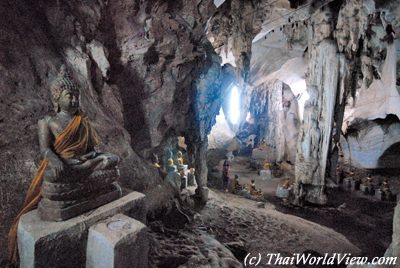 Wat Khao Tham Ma Rong