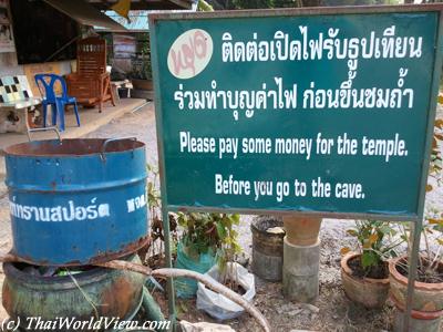 Wat Khao Tham Ma Rong